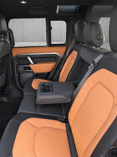 Land Rover Defender 110 D300 3,0 HSE X-Dynamic DPH - fotka 27 z 33