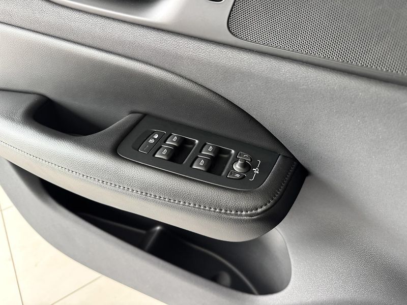 Volvo V60 B3 AUT*120kW*KeyLess*LED*Kamer - fotka 29 z 35