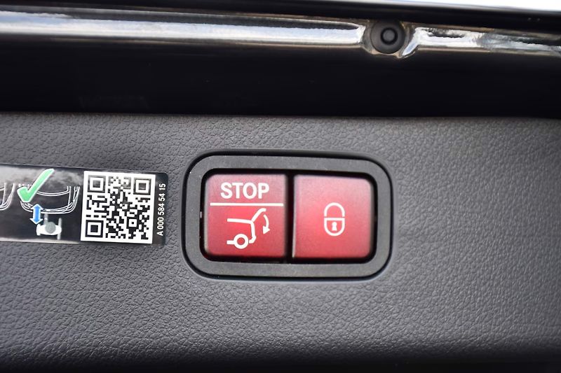 Mercedes-Benz Třídy C 300e AMG Pano HuD 360 Burm DIG - fotka 26 z 27