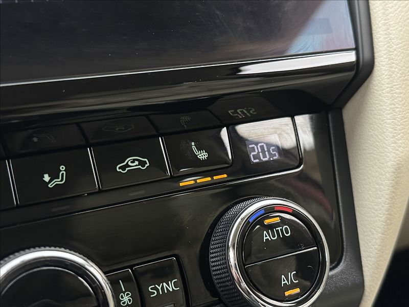 Škoda Octavia 1,4 DSG LED CANTON KŮŽE NAVI - fotka 23 z 44