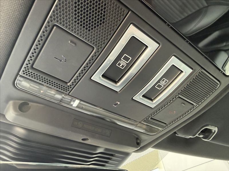 Land Rover Discovery 3,0 R-DYNAMIC SE D300 - fotka 17 z 26