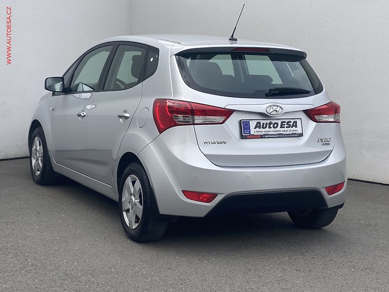 Hyundai ix20 (2013) 1.6 CRDi, AC, park. čidla - fotka 6 z 16