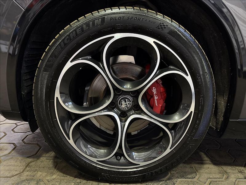 Alfa Romeo Stelvio VELOCE 206kW Q4 H&K PANO LED - fotka 41 z 42