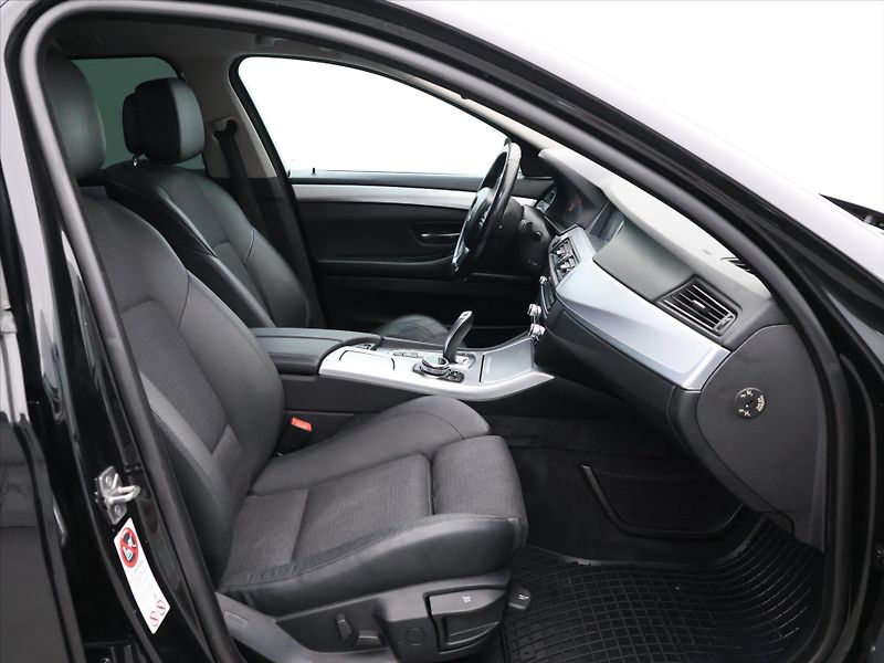 BMW Řada 5 3,0 530d x Drive Tažné Klima - fotka 13 z 38