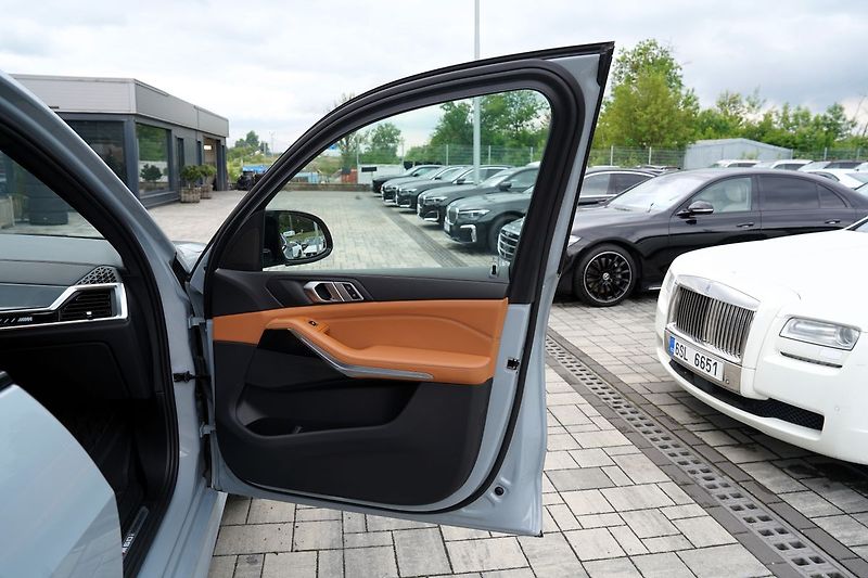 BMW X5 M60i xDrive/AT9/21/530 PS - fotka 23 z 45
