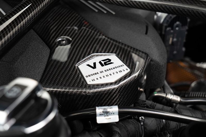 Lamborghini Aventador LP750-4 SV Roadster 1/599 - fotka 21 z 29