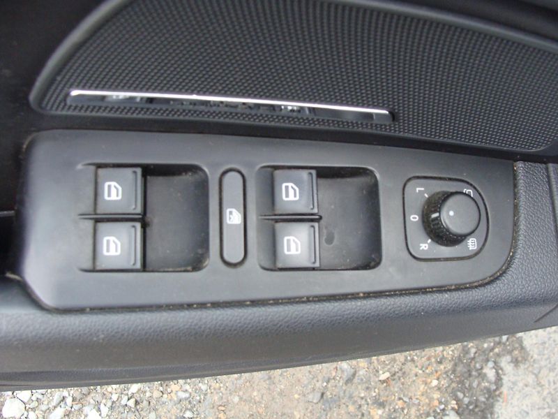 Škoda Superb 2.0 TDi, 125 kW, 4X4, klima - fotka 14 z 30