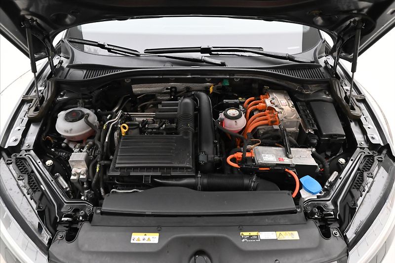 Škoda Superb 1,4 TSI 115kW iV DSG Sportline - fotka 9 z 32