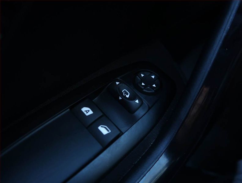 Peugeot 208 (2018) 1.2 PureTech, ČR,1.maj - fotka 13 z 16
