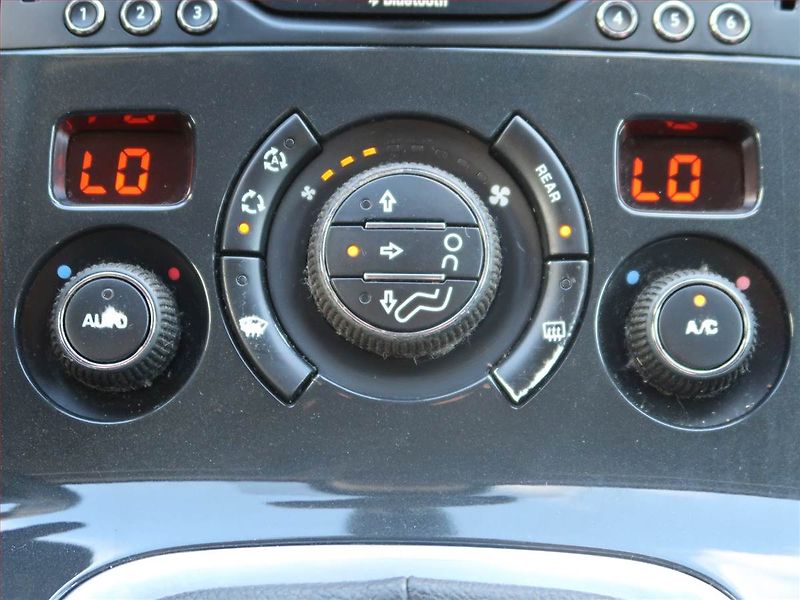 Peugeot 5008 (2013) 1.6 THP, Navi, Xenony - fotka 15 z 16