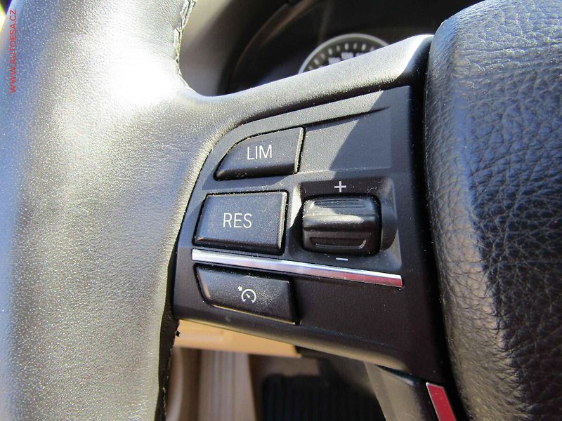 BMW Řada 5 (2011) 3.0 i, ČR, AT, kůže - fotka 15 z 22