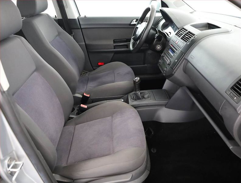 Volkswagen Polo (2006) 1.4 16V, nová STK, pěkný stav - fotka 7 z 11