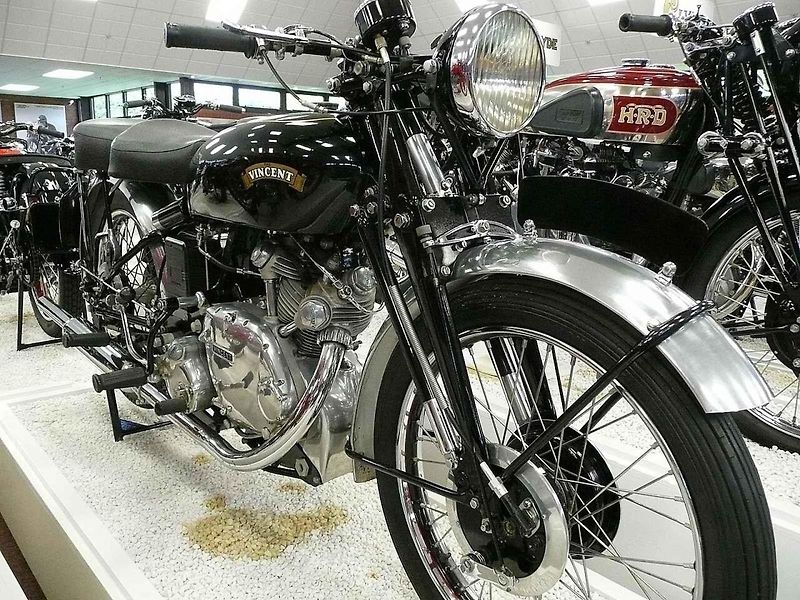 Motocykly britské značky Vincent se vyráběly přes třicet let. Na snímku je Vincent Rapide serie A z roku 1939. Foto: Wikimedia Commons, TR001, CC BY 3.0