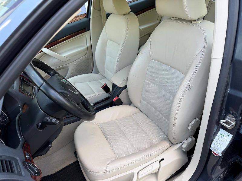 Škoda Octavia 2,0 TDi combi / servis.kn. / - fotka 10 z 37