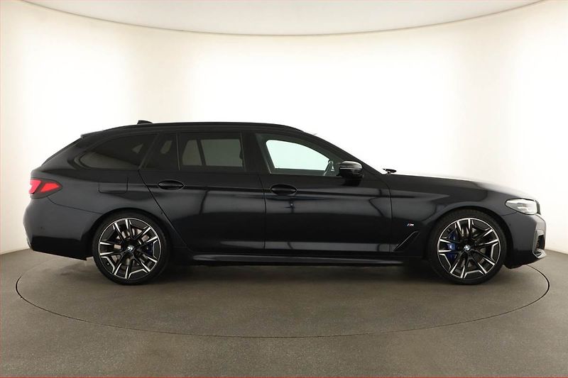 BMW Řada 5 (2023) 530d xDrive - fotka 6 z 20