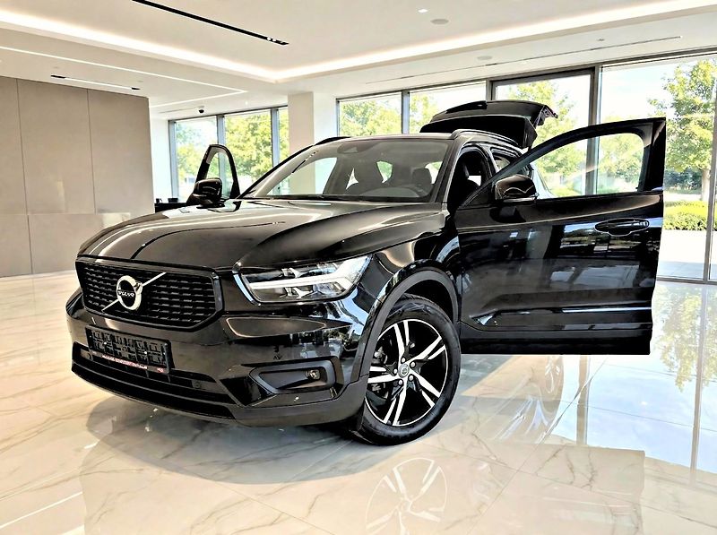 Volvo XC40 (2022) 1.5 T3 R-DESIGN Aut. - fotka 1 z 35