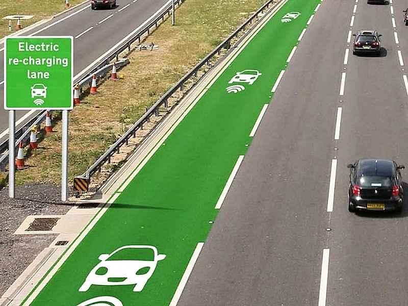 Británie bude testovat silnici, která dobije auto při jízdě.