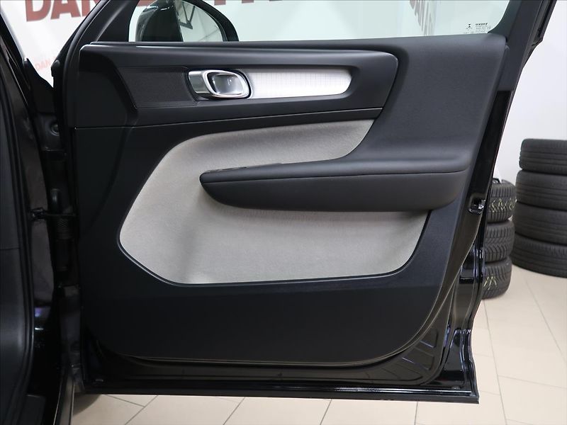Volvo XC40 2,0 D4 AWD MOMENTUM CZ - fotka 11 z 39