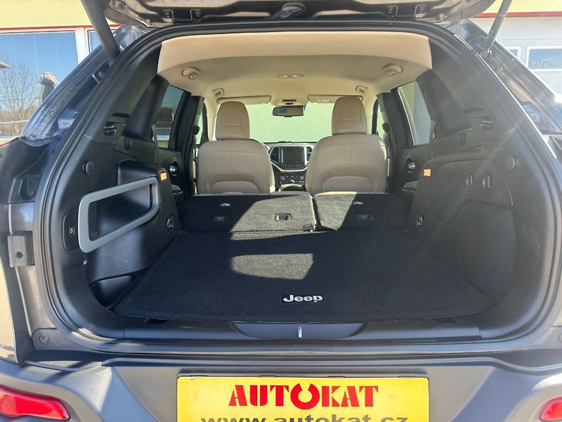 Jeep Cherokee 2.2 CRD 4x4/147kW/Automat/1MAJ - fotka 18 z 37
