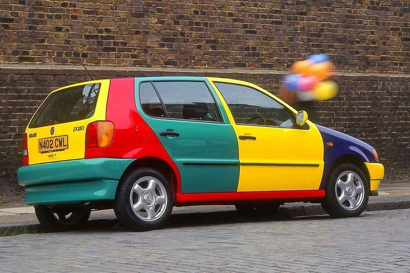 Tohle barevné auto dodnes vzbuzuje na silnici rozruch, tvrdí jeho majitelé.