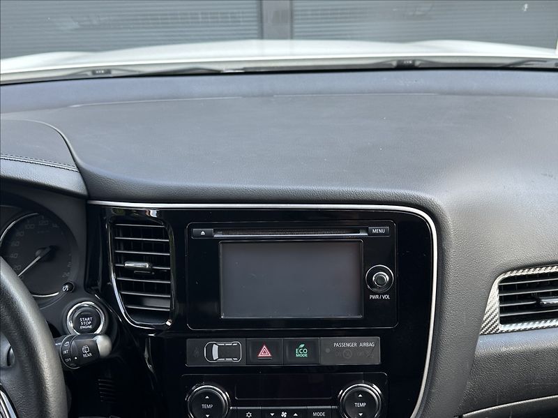 Mitsubishi Outlander 2,0 150PS  Intense A/T 4x4 - fotka 24 z 53