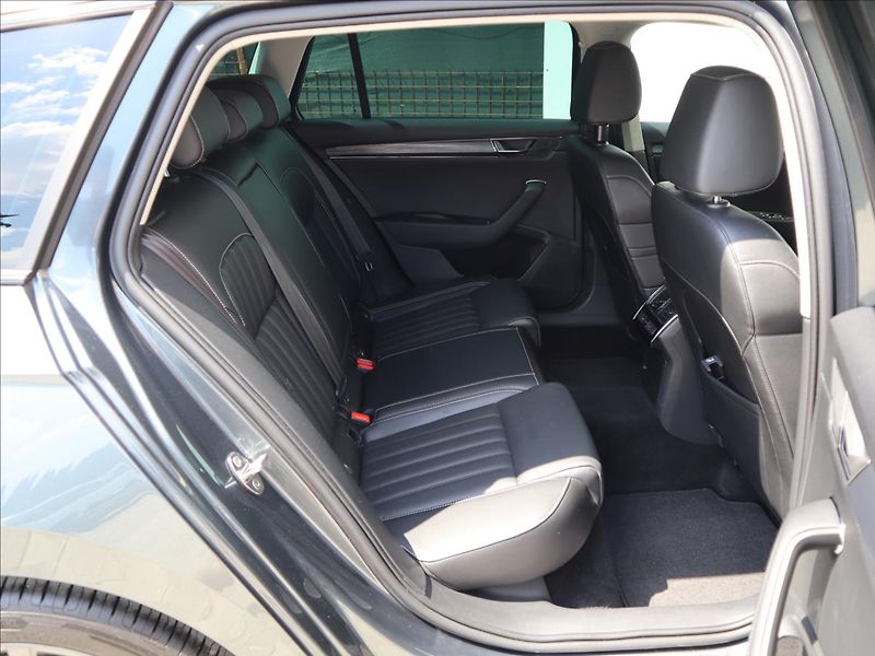 Škoda Superb 2,0 TDI DSG ACC DCC Kamera LED - fotka 49 z 58