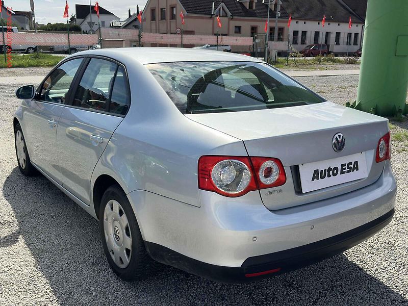 Volkswagen Jetta (2006) 1.6i, servis.kniha, AC - fotka 6 z 17
