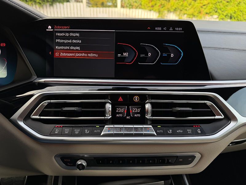 BMW X7 M50xD-R22-PANO-H&K-ČR-TOP STAV - fotka 29 z 53