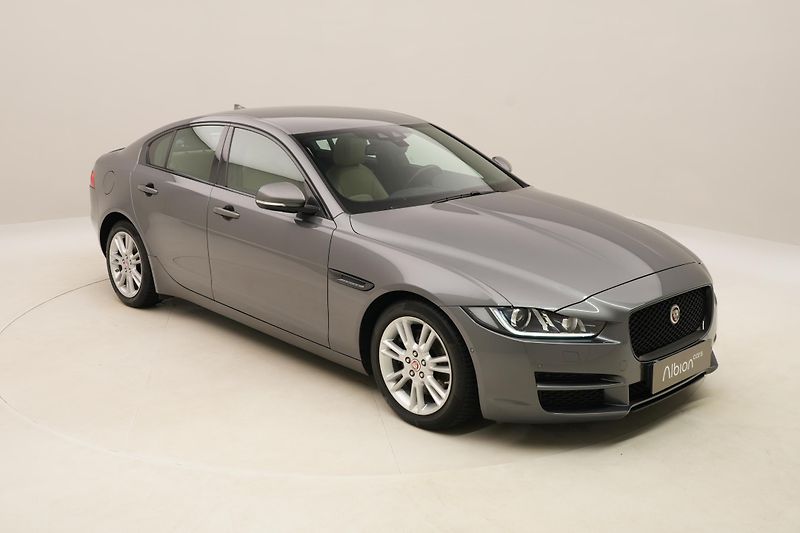 Jaguar XE 2.0D 132kW PURE AUT  - fotka 16 z 40