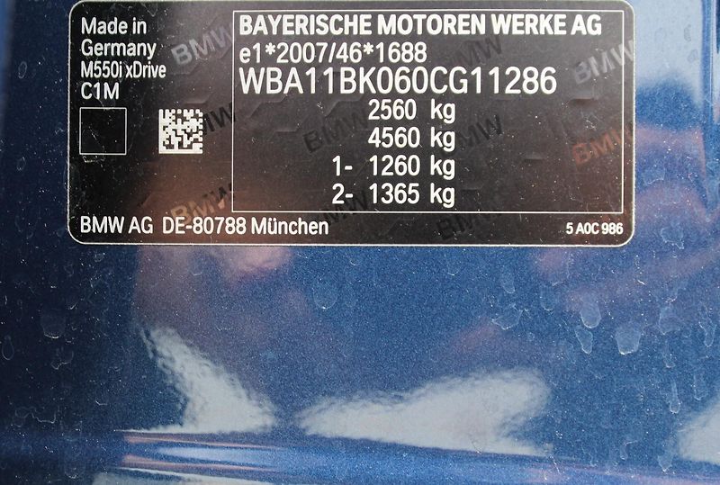 BMW Řada 5 M550i xDrive Sedan - fotka 28 z 28