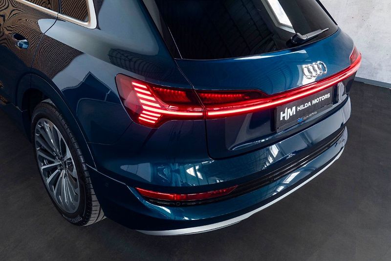 Audi e-tron 55 300kW Pano ACC 360 Tažné - fotka 9 z 42