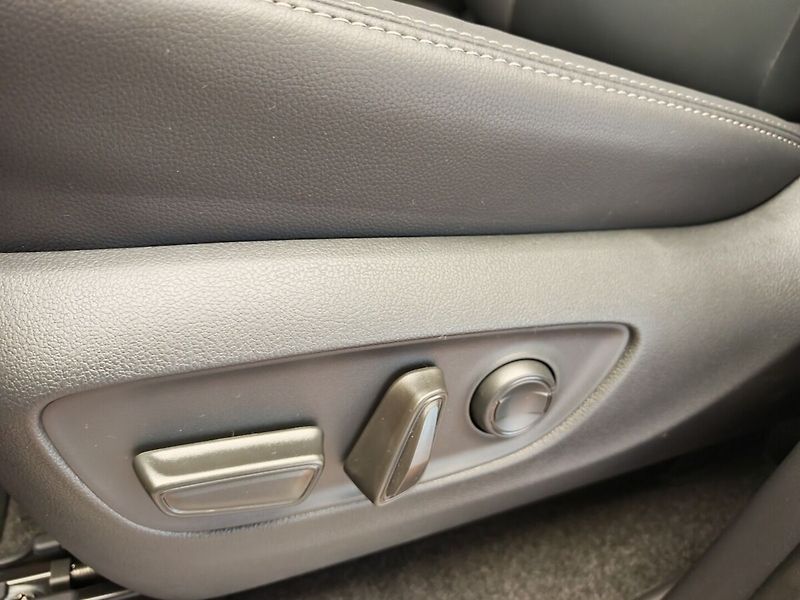 Toyota Land Cruiser 2.8L Diesel Executive 4x4 - fotka 17 z 48