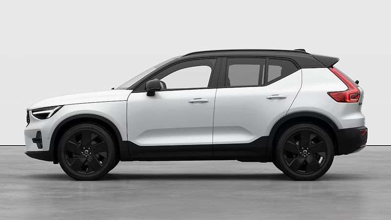 Volvo XC40 (2026) Black Edition Preal White B3 - fotka 3 z 11