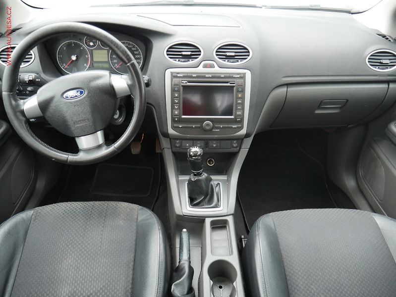 Ford Focus (2005) 2.0 TDCi, AC, xenon - fotka 8 z 15