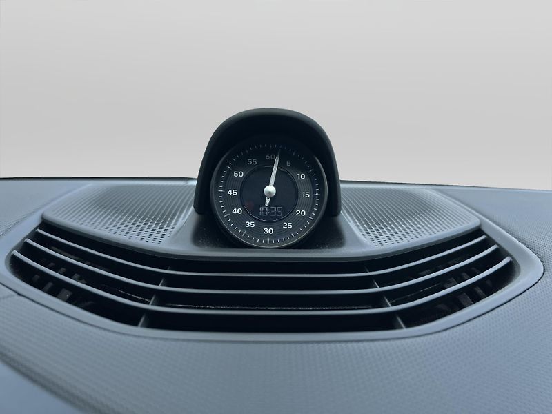 Porsche Taycan 4S - fotka 26 z 30