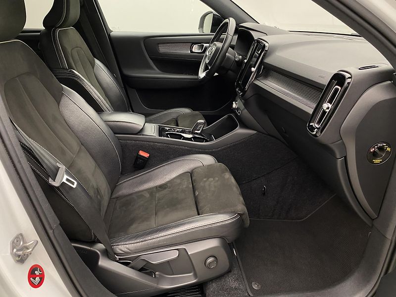 Volvo XC40 D4 AWD R-DESIGN AUT  - fotka 23 z 45