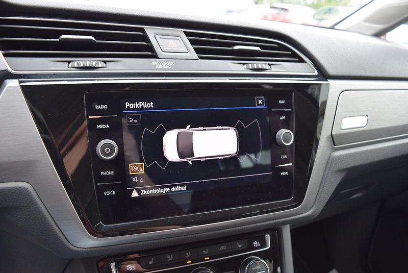 Volkswagen Touran (2018) 1.4TSI 110kw CLBMT 7MÍST NAVI - fotka 26 z 49