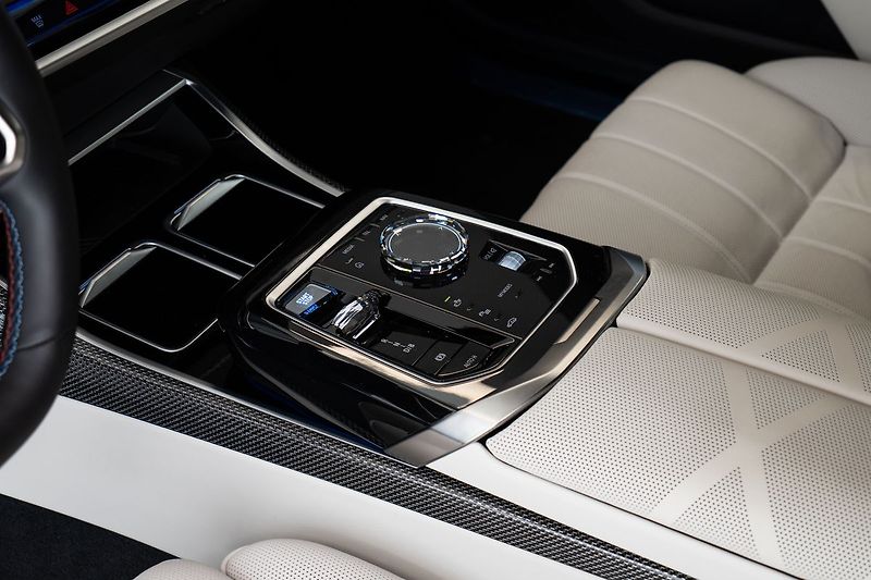 BMW Ostatní M70 xDrive Bower&Wilkins Diamo - fotka 16 z 23