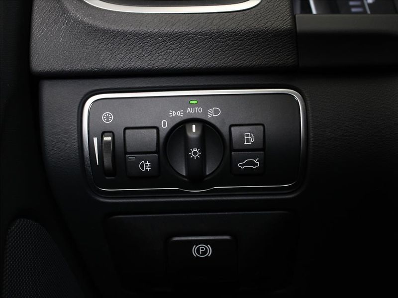 Volvo S60 2,0 D3 110kW MT NAVI Light ČR - fotka 17 z 19
