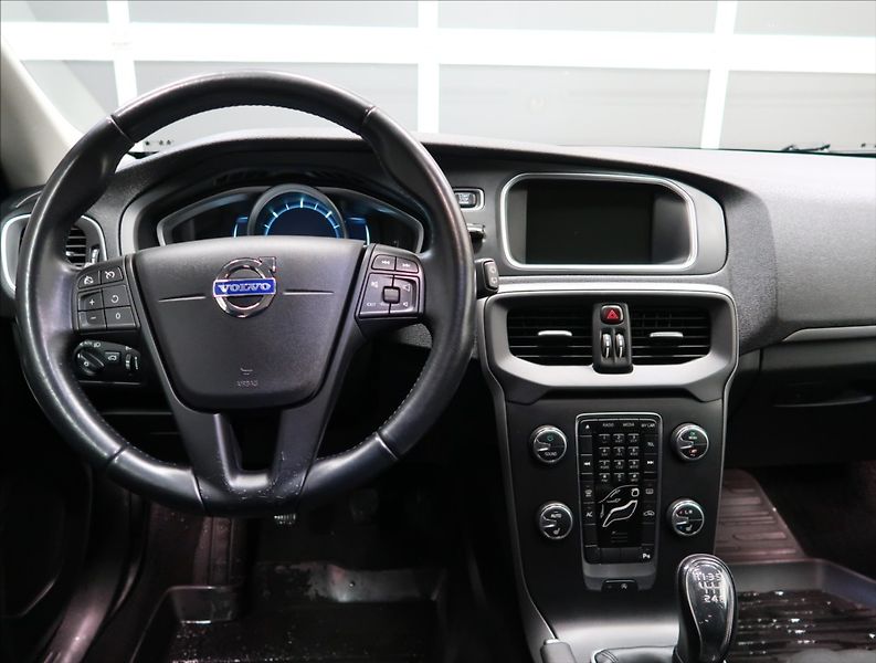 Volvo V40 1,6 D2 VÝHŘEV SEDADEL 2x ALU - fotka 13 z 23