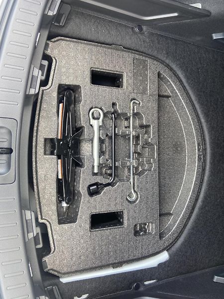 Toyota Corolla 1.8 HSD e-CVT Comfort TECH - fotka 21 z 21