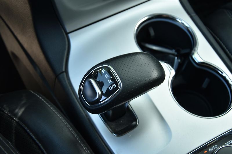 Jeep Grand Cherokee 6.4 SRT 344kW AWD NAVI ČR - fotka 25 z 33