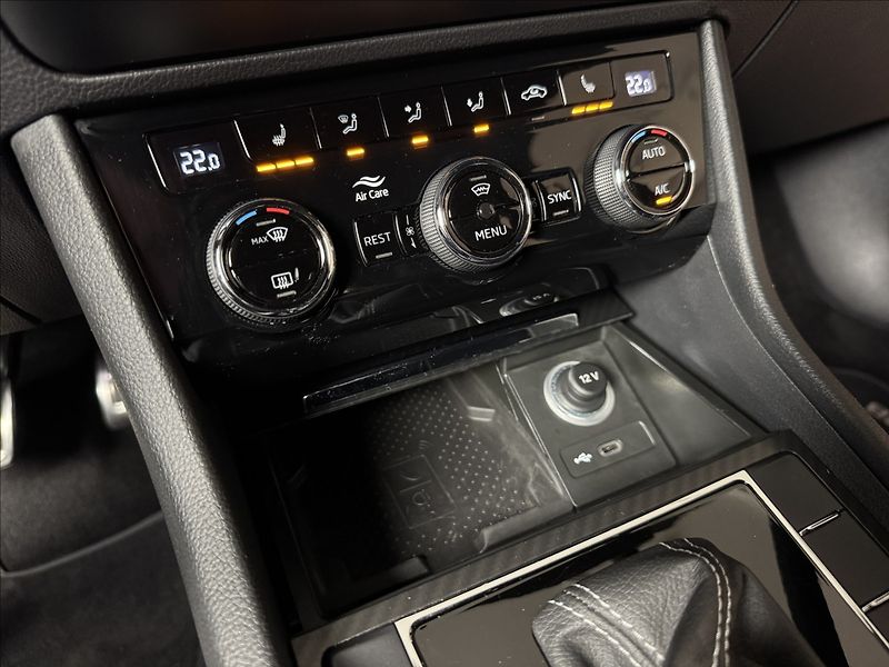 Škoda Superb 1,5 TSi  DSG Sportline Virtual - fotka 43 z 48