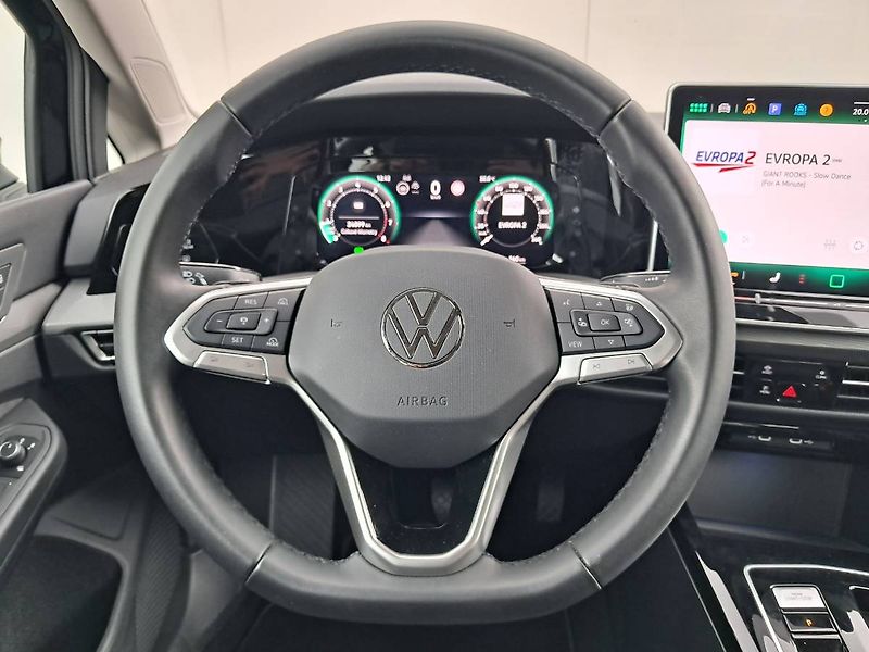 Volkswagen Golf (2024) STYLE 1.5 E-TSI / 85 kW DSG7 M - fotka 6 z 26