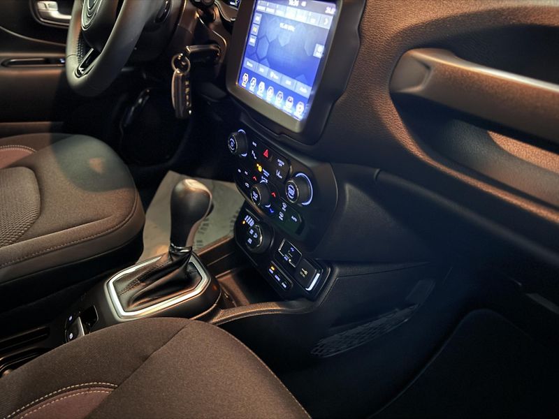 Jeep Renegade (2022) 1.3 T4 REZERVOVÁNO - fotka 20 z 43