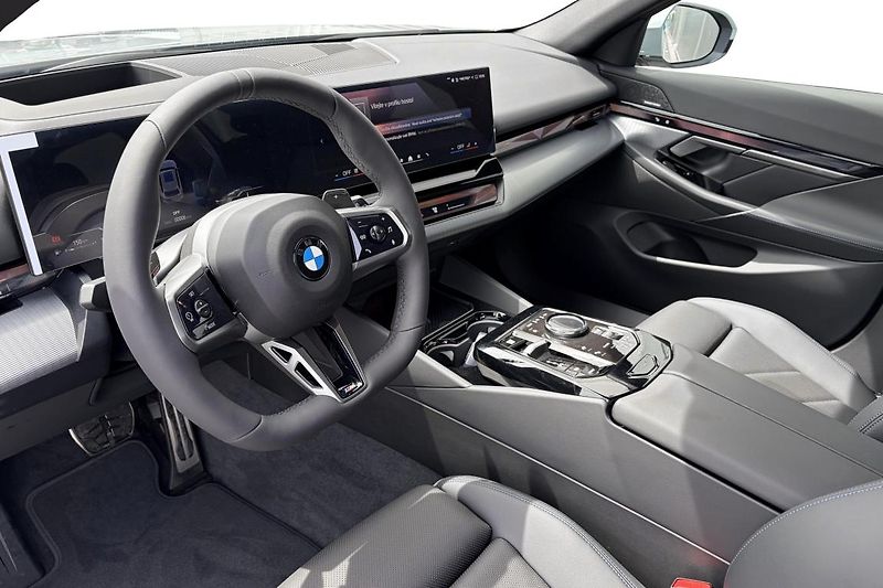 BMW Řada 5 520d xDrive Touring - fotka 3 z 10