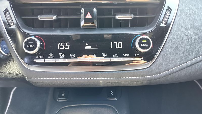 Toyota Corolla 2.0 hybrid, business, navigace - fotka 17 z 29