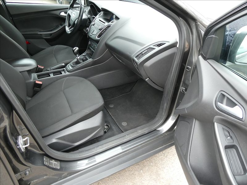 Ford Focus 1,5 Duratorq TDCI 95k kombi - fotka 17 z 38