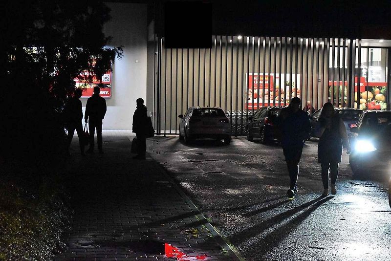 Chodci by měli být opatrní i na parkovištích před obchody. Pro řidiče se často stávají neviditelnými.