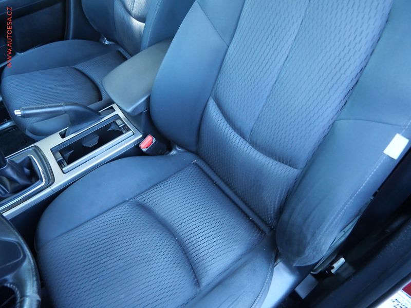 Mazda 6 (2010) 2.2 D, AC, tempo, výhřev sed - fotka 9 z 20